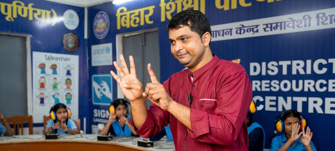 शिक्षक संतोष मौर्य बधिर लड़कियों के लिए रोज़ाना दो घंटे की विशेष कक्षा लेते हैं. समूह श्रवण सहायक प्रणाली की मदद से बधिर लड़कियाँ सामान्य रूप से सुनने वाली छात्राओं के साथ पढ़ाई कर पा रही हैं.