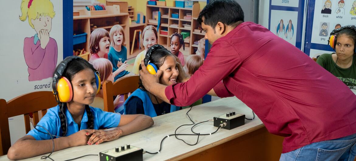 बधिर लड़कियों के लिए विशेष कक्षा, जहाँ समूह श्रवण सहायक प्रणाली से समावेशी पढ़ाई होती है.