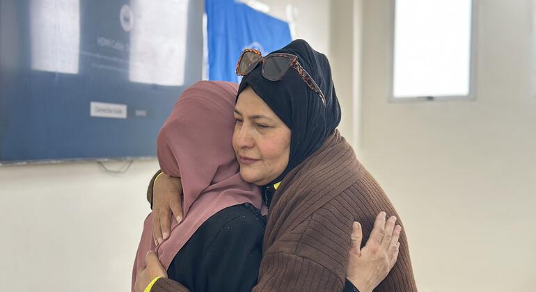 السيدة هاجر عابد الموظفة في الأونروا في غزة تعانق امرأة أخرى