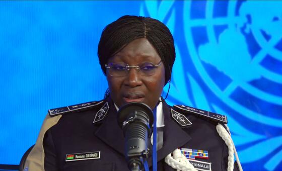 Mamouna Ouédraogo, commissaire de police de la MONUSCO en République démocratique du Congo, s'exprimant au microphone lors d'une interview accordée à UN News.