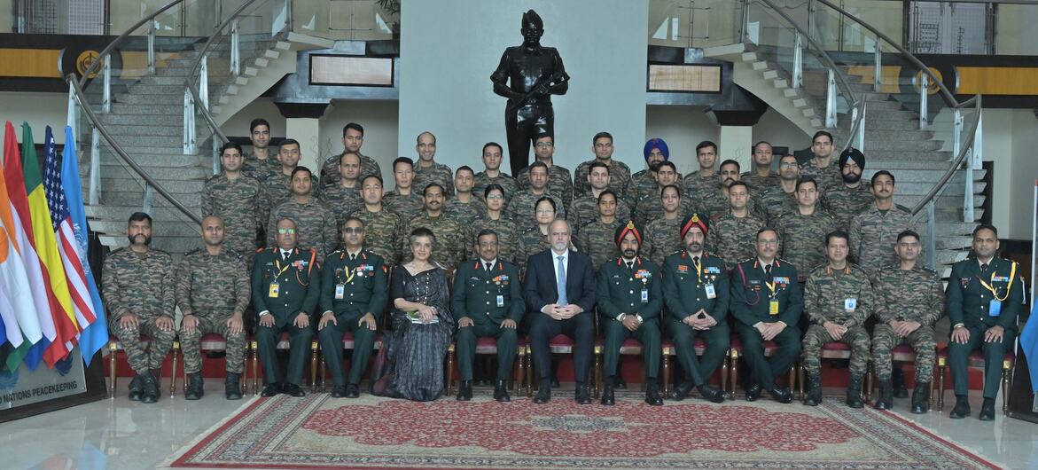 नई दिल्ली स्थित संयुक्त राष्ट्र शान्ति स्थापना केन्द्र में आयोजित संयुक्त राष्ट्र पूर्व-तैनाती प्रशिक्षण पाठ्यक्रम समारोह में, भारत में यूएन के रैज़िडेंट कोऑर्डिनेटर स्टेफ़ान प्रीज़नर. 