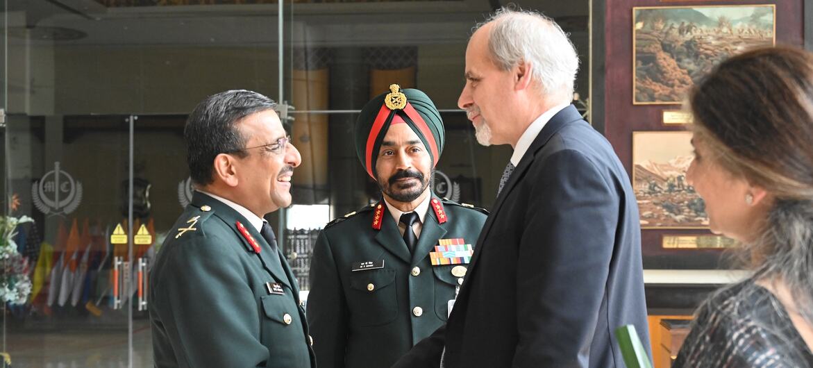 शान्तिरक्षकों की तैनाती के लिए आयोजित एक समारोह में भारतीय सेना के वरिष्ठ अधिकारी लैफ़्टिनेंट जनरल विपुल सिंघल और लैफ़्टिनेंट जनरल एम पी सिंह के साथ, भारत में संयुक्त राष्ट्र के रेज़िडेंट कोऑर्डिनेटर स्टेफ़ान प्रीज़नर.