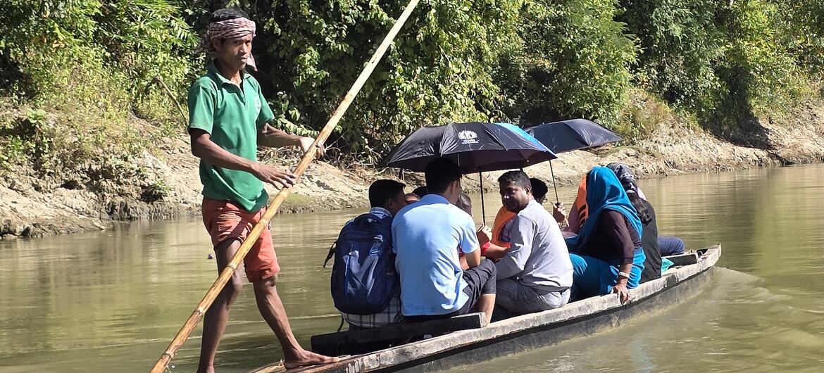 त्रिपुरा की अथारामुरा पहाड़ियों के भीतर बसे कालिचरण पाड़ा तक पहुँचने का एकमात्र रास्ता खवाई नदी है.