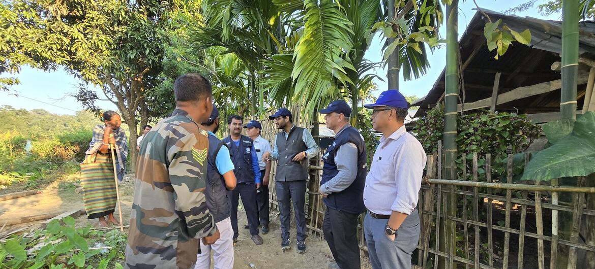 भारत में विश्व स्वास्थ्य संगठन के राष्ट्रीय जनस्वास्थ्य निगरानी नेटवर्क की टीम, ज़िला प्रशासन और अग्रिम पंक्ति के स्वास्थ्यकर्मियों के साथ समुदाय की ज़रूरतों को समझने के लिए त्रिपुरा के कालिचरण पाड़ा पहुँची.