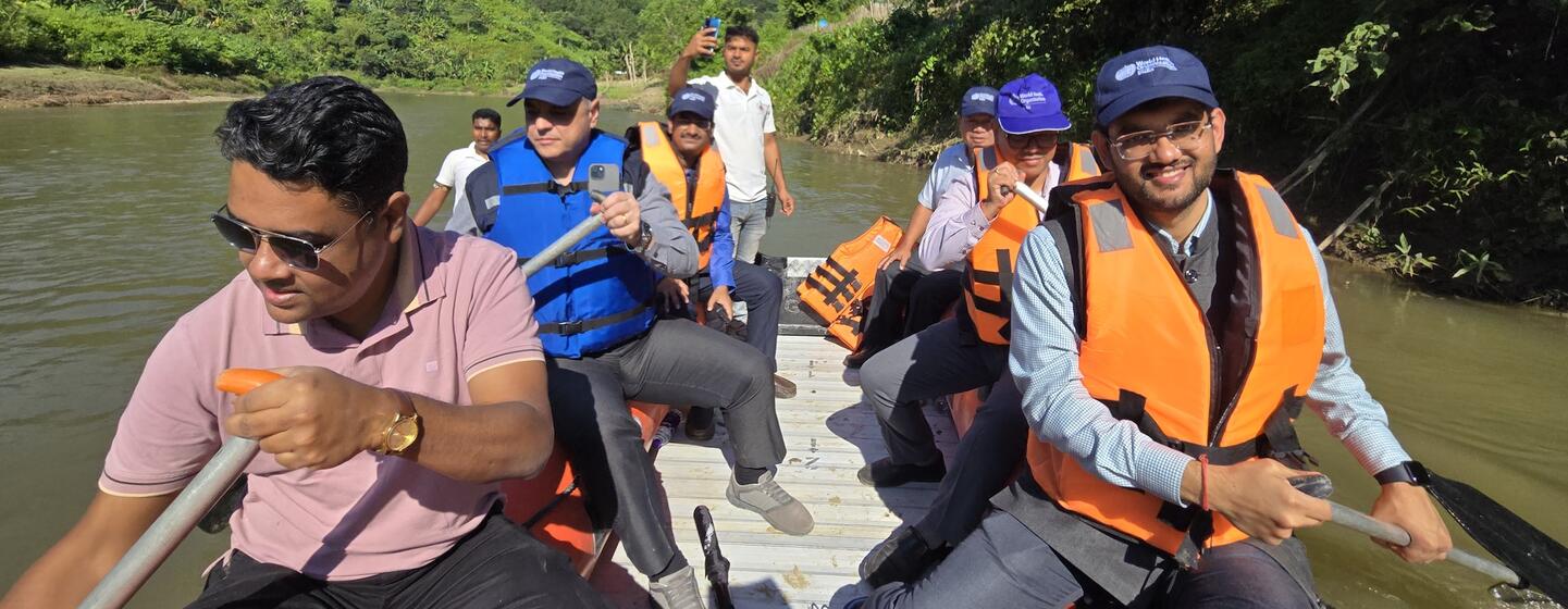 भारत के त्रिपुरा राज्य के दूरदराज़ इलाक़ों में स्वास्थ्य सेवाएँ पहुँचाने के लिए नदी पर नाव में सवार होकर निकले, डब्ल्यूएचओ के स्वास्थ्य अधिकारी.