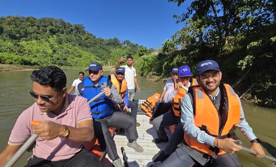 भारत के त्रिपुरा राज्य के दूरदराज़ इलाक़ों में स्वास्थ्य सेवाएँ पहुँचाने के लिए नदी पर नाव में सवार होकर निकले, डब्ल्यूएचओ के स्वास्थ्य अधिकारी.