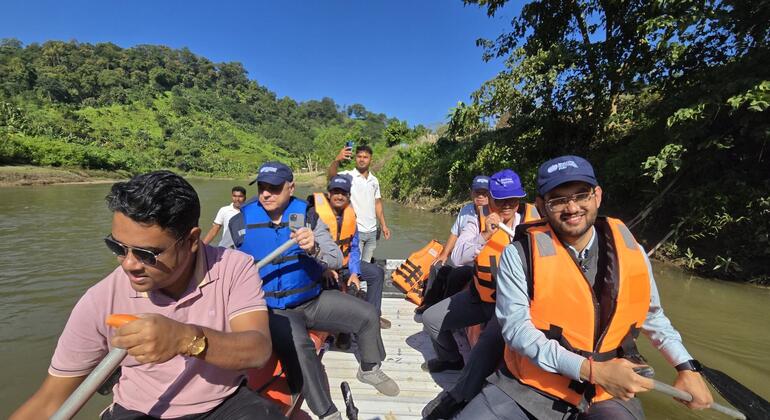 भारत के त्रिपुरा राज्य के दूरदराज़ इलाक़ों में स्वास्थ्य सेवाएँ पहुँचाने के लिए नदी पर नाव में सवार होकर निकले, डब्ल्यूएचओ के स्वास्थ्य अधिकारी.