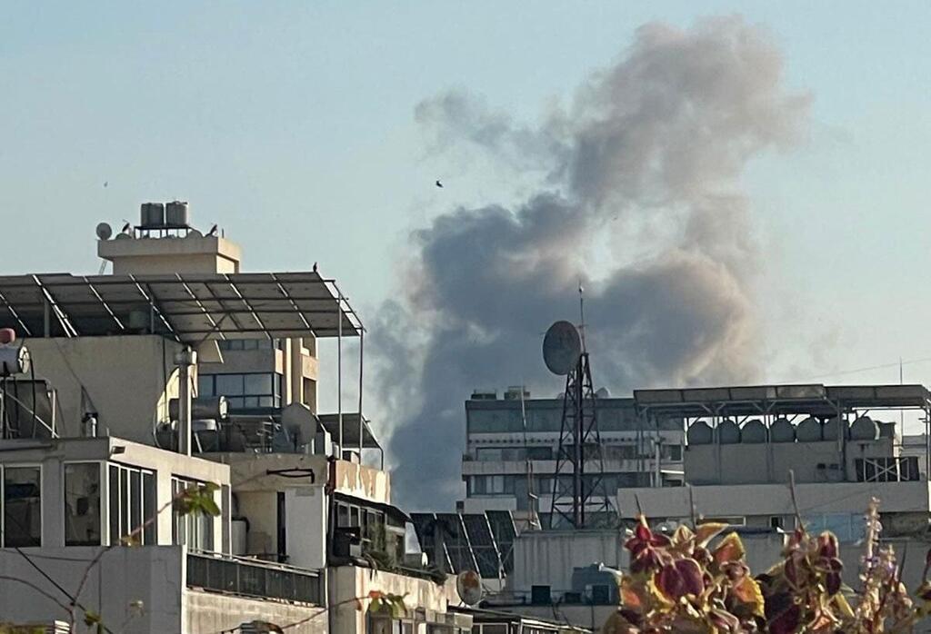 Mvua kubwa ya moshi inainuka juu ya anga ya jiji la Beirut, Lebanon, karibu na nafasi za UNIFIL, ikionyesha mlipuko au mgogoro unaoendelea.