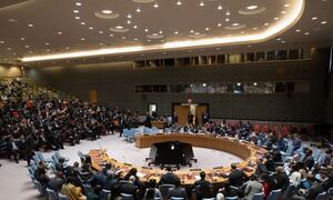 Vista amplia de la reunión del Consejo de Seguridad de las Naciones Unidas en la que se discuten las amenazas a la paz y la seguridad internacionales, con delegados sentados alrededor de una gran mesa circular y observadores en la galería.