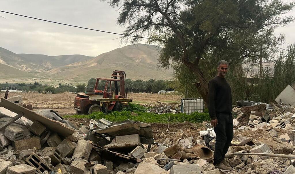 Un Palestinien se tient au milieu des décombres après la démolition de sa maison à Al Jiftlik-Abu al 'Ajaj, dans le gouvernorat de Jéricho, en raison du manque de permis de construire.