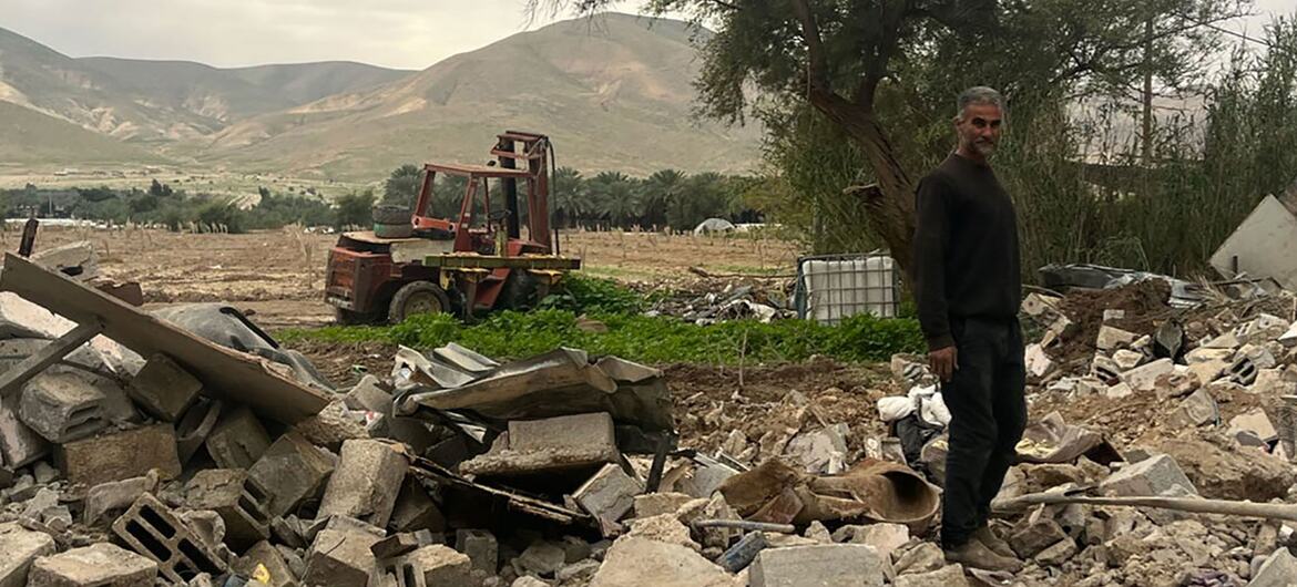 Un palestino se encuentra entre los escombros tras la demolición de su casa en Al Jiftlik-Abu al 'Ajaj, provincia de Jericó, debido a la falta de permisos de construcción.