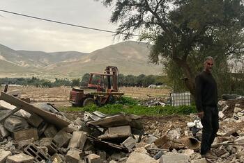 Un Palestinien se tient au milieu des décombres après la démolition de sa maison à Al Jiftlik-Abu al 'Ajaj, dans le gouvernorat de Jéricho, en raison du manque de permis de construire.
