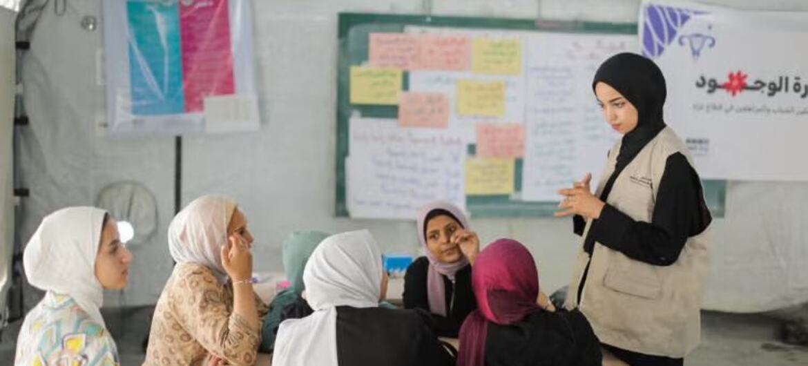 عضو من موظفي صندوق الأمم المتحدة للسكان يقود جلسة تدريبية للنساء في مخيم للاجئين في غزة، لتعزيز التعليم والتمكين.