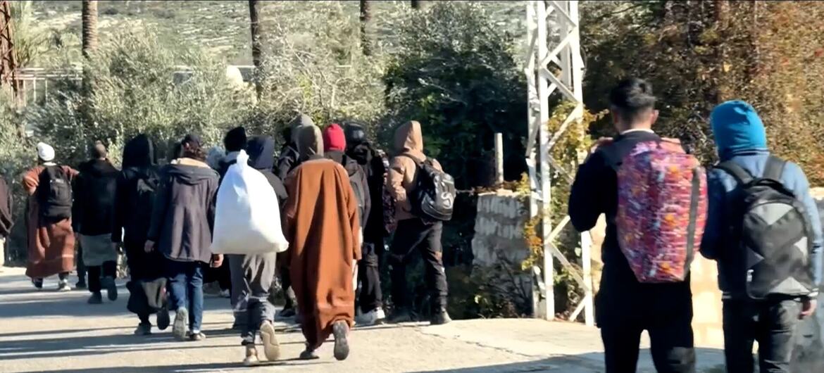 Personas huyendo de la escalada de la frontera entre el Líbano e Israel en el Líbano, caminando a pie con sus pertenencias personales.