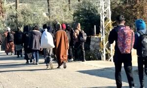 Personas huyendo de la escalada de la frontera entre el Líbano e Israel en el Líbano, caminando a pie con sus pertenencias personales.