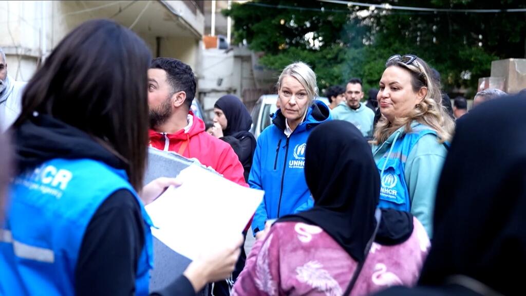أعضاء موظفي المفوضية في السترات الزرقاء يساعدون الناس في بيئة مجتمعية في لبنان، ويقدمون المساعدات الإنسانية والدعم.