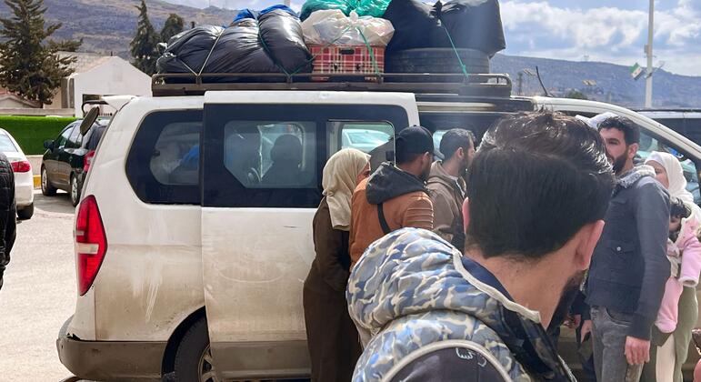 Refugiados que llegan al cruce fronterizo de Jdaidet Yabous desde el Líbano, llevando pertenencias en una furgoneta.