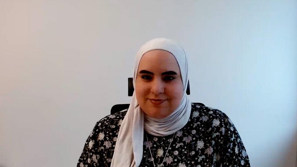 امرأة ترتدي حجابًا أبيضًا وقميصًا مزهرًا، يُشار إليها باسم الأسدي، وهي عضوة في حلقة نقاشية نظمها "يونيو نيوز" التابعة للأمم المتحدة حول الذكاء الاصطناعي.