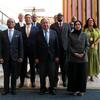 Um grupo de diversas autoridades, incluindo António Guterres, posa para uma foto de grupo formal durante uma celebração do Dia da Língua Portuguesa.