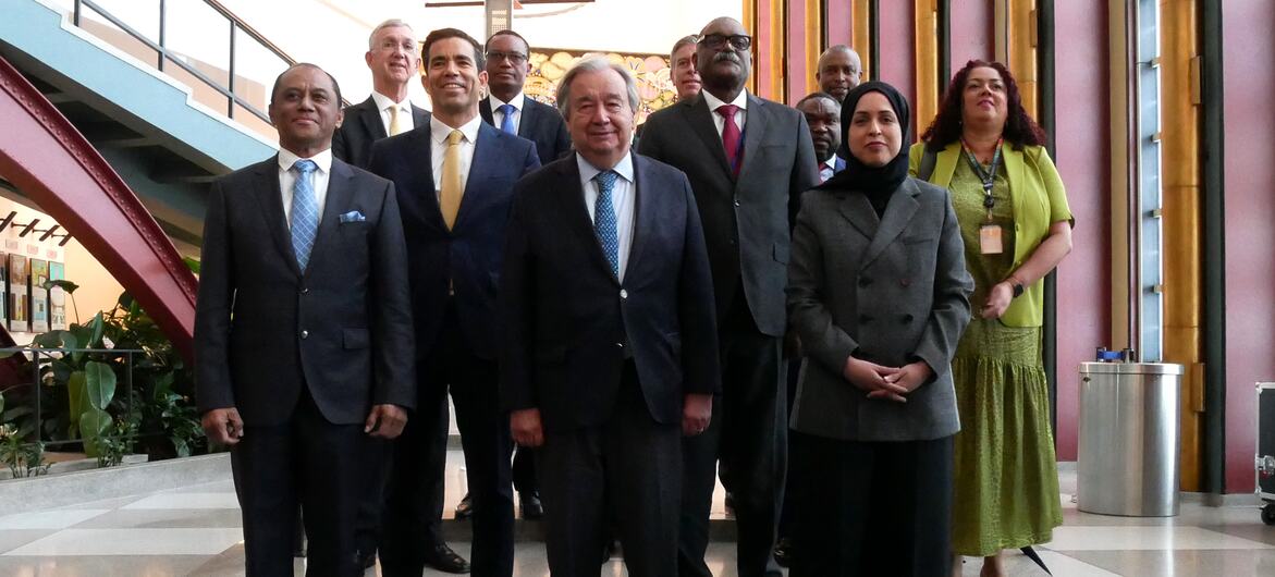Um grupo de diversas autoridades, incluindo António Guterres, posa para uma foto de grupo formal durante uma celebração do Dia da Língua Portuguesa.
