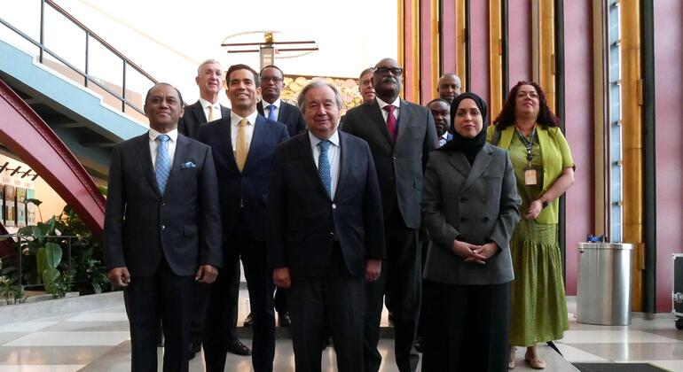 Um grupo de diversas autoridades, incluindo António Guterres, posa para uma foto de grupo formal durante uma celebração do Dia da Língua Portuguesa.