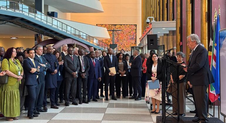 O Secretário-Geral das Nações Unidas, António Guterres, discursando num pódio durante a celebração do Dia da Língua Portuguesa.