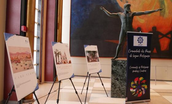 Placas de exposição da Comunidade dos Países de Língua Portuguesa (CPLP) num evento, com informações sobre Cabo Verde e Guiné Equatorial.