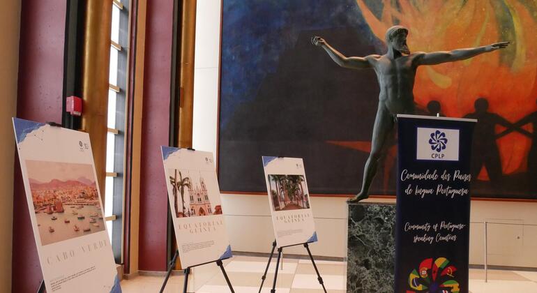 Placas de exposição da Comunidade dos Países de Língua Portuguesa (CPLP) num evento, com informações sobre Cabo Verde e Guiné Equatorial.