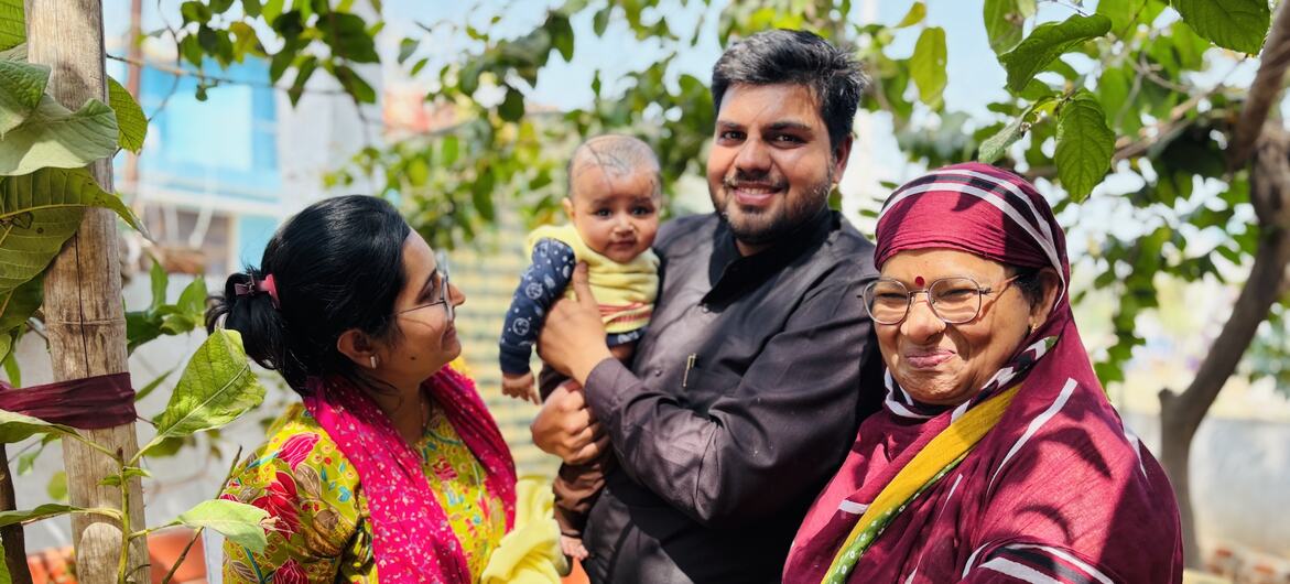सहायक मिडवाइफ़ सुमन तोमर के साथ अंशु और विकास शर्मा, जो अपने पहले बच्चे अद्विक को नियमित टीकाकरण के लिए लाए हैं.