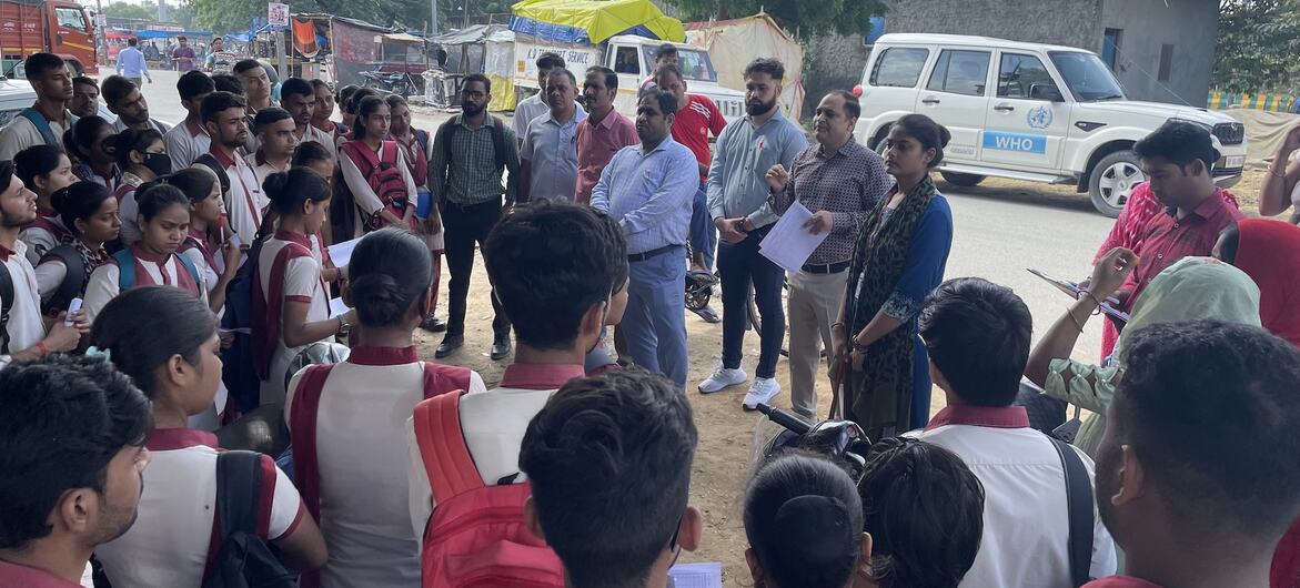 प्रवासी बस्तियों में समुदाय से बातचीत शुरू करने से पहले नर्सिंग छात्रों को ज़रूरी जानकारी दी जा रही है.