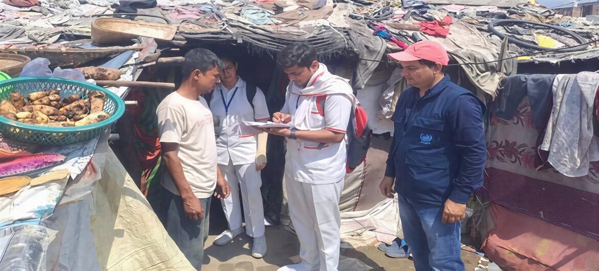 शहरी बस्तियों में घर-घर जाकर सर्वेक्षण कर रहे नर्सिंग छात्र.