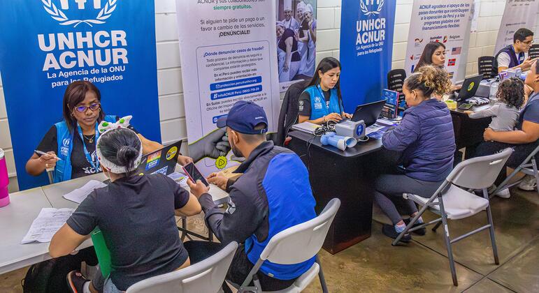УВКБ ООН и сотрудники партнеров оказывают правовую и медицинскую помощь венесуэльским беженцам на ярмарке услуг в Тацне, Перу, 21 октября 2025 года.