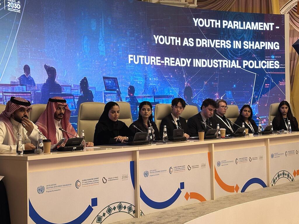 جلسة برلمان الشباب التي انعقدت خلال المؤتمر العام لليونيدو في الرياض، وتظهر في الصورة كل من الشابات البحرينيات مها الخضيري ولطيفة سيف (على اليمين) ورتاج العباسي (في المنتصف) 