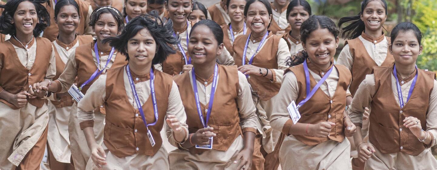 भारत में ओडिशा के दुतिमेंडी पंचायत हाई स्कूल में यूनीसेफ़ के तकनीकी सहयोग से अपनाई गई माहवारी प्रबंधन (MHM) कोना पहल के बाद, लड़कियों की स्कूल में भागेदारी बढ़ी है और बाल विवाह के मामलों में कमी आई है.
