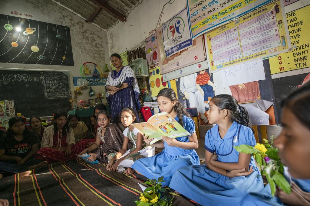 भारत के ओडिशा राज्य में एडविका कार्यक्रम के तहत, माहवारी स्वास्थ्य पर आयोजित एक विषयगत सत्र में भाग लेती किशोरियाँ.