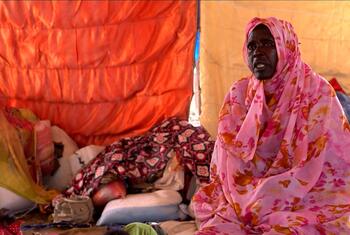 سيدة ترتدي ثوبا سودانيا وردي اللون تجلس داخل خيمة في مخيم للنازحين في القضارف - السودان