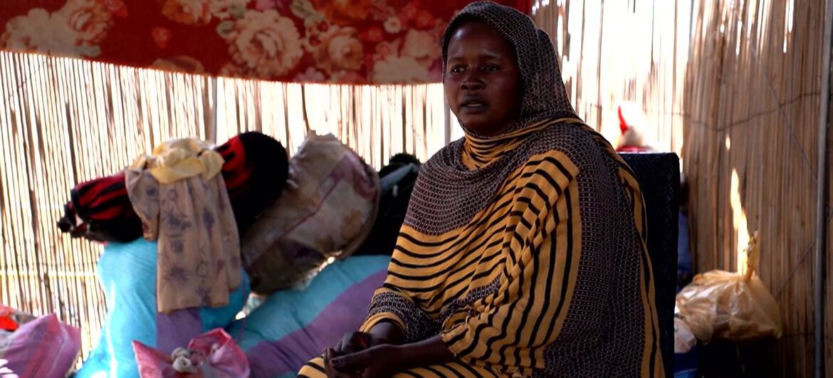 Uma mulher sudanesa senta-se dentro de um abrigo improvisado no acampamento de Abu Al Naja, destacando a crise humanitária no Sudão, onde milhões de pessoas precisam de assistência urgente.