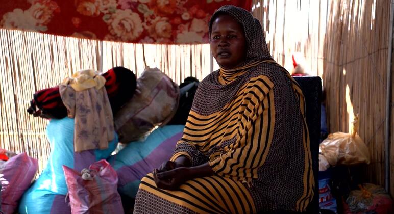 Mwanamke mmoja wa Sudan ameketi ndani ya makao ya muda katika kambi ya Abu Al Naja, akikazia mgogoro wa kibinadamu nchini Sudan ambapo mamilioni ya watu wanahitaji msaada wa haraka.