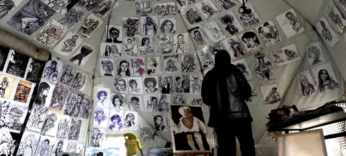 ग़ाज़ा पट्टी में फ़लस्तीनी कलाकार विस्थापन शिविरों और ध्वस्त स्कूलों व घरों के बीच भी अपनी कला जारी रखे हुए हैं.