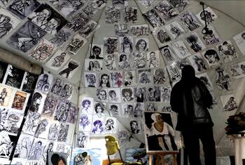 ग़ाज़ा पट्टी में फ़लस्तीनी कलाकार विस्थापन शिविरों और ध्वस्त स्कूलों व घरों के बीच भी अपनी कला जारी रखे हुए हैं.