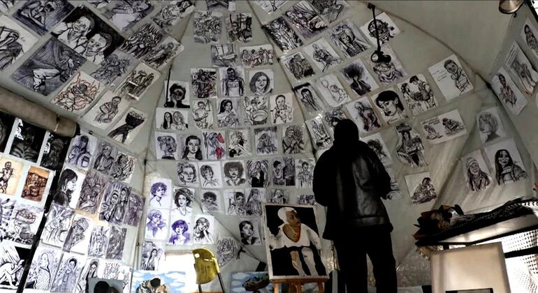 ग़ाज़ा पट्टी में फ़लस्तीनी कलाकार विस्थापन शिविरों और ध्वस्त स्कूलों व घरों के बीच भी अपनी कला जारी रखे हुए हैं.