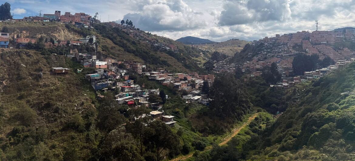 Una vista del distrito de Ciudad Bolívar en Bogotá, Colombia, que muestra casas construidas en las laderas donde el área urbana se encuentra con las colinas rurales.
