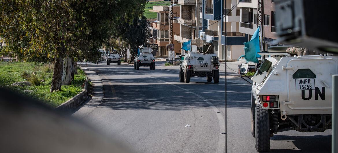 图片显示法国和芬兰维和部队参加达曼54行动. 图片显示法国和芬兰维和部队参加达曼54行动. 图片显示法国和芬兰维和部队参加达曼54行动.