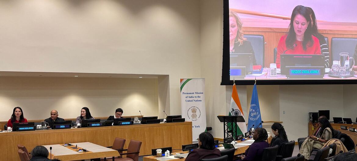 संयुक्त राष्ट्र महासभा की अध्यक्ष अन्नालेना बेयरबॉक ने संयुक्त राष्ट्र मुख्यालय के सम्मेलन कक्ष के अंदर डॉ. हंसा मेहता स्मृति संवाद में अपना मुख्य भाषण दिया।