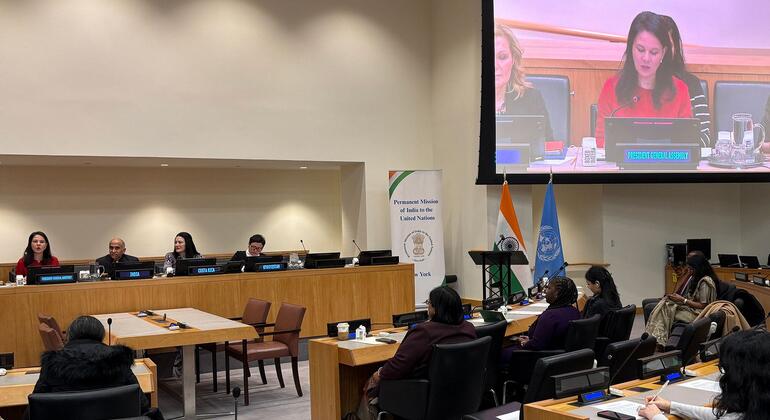 संयुक्त राष्ट्र महासभा की अध्यक्ष अन्नालेना बेयरबॉक ने संयुक्त राष्ट्र मुख्यालय के सम्मेलन कक्ष के अंदर डॉ. हंसा मेहता स्मृति संवाद में अपना मुख्य भाषण दिया।