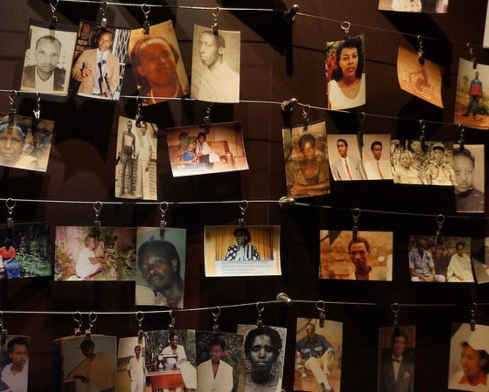 Une exposition commémorative de photographies des victimes du génocide de 1994 contre les Tutsis au Rwanda, accrochées à des fils.