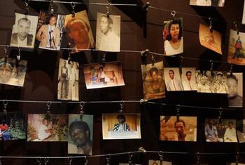 रवांडा में तुत्सी के खिलाफ 1994 के नरसंहार के पीड़ितों की तस्वीरों का एक स्मारक प्रदर्शन, तारों से लटका हुआ।