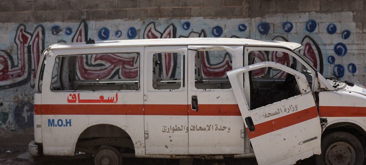 سيارة إسعاف بيضاء مدمرة في مدينة غزة. مكتوب على السيارة باللغة العربية كلمة"إسعاف" و"وحدة الإسعاف والطوارئ" 
