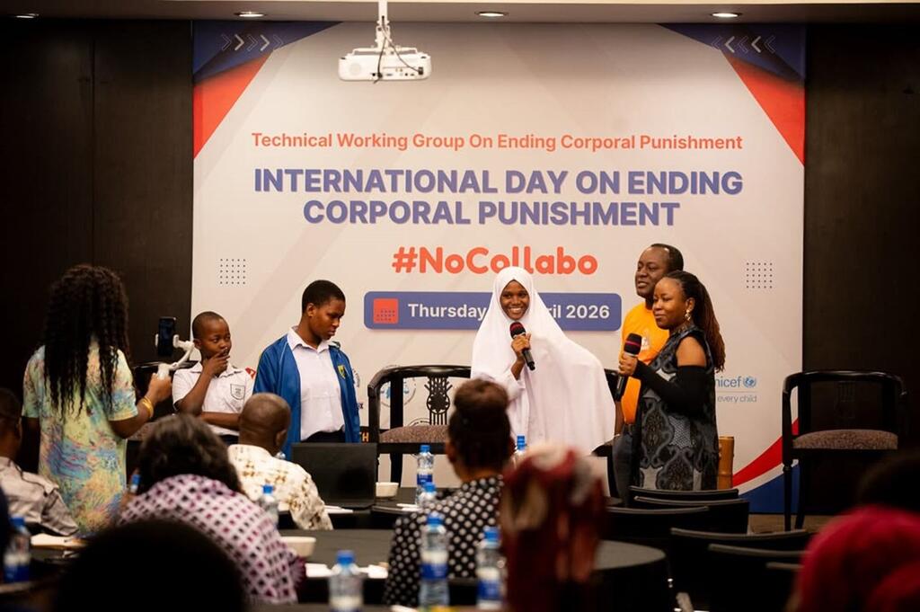 Washiriki wanazungumza kwenye jukwaa wakati wa tukio la Siku ya Kimataifa ya Kukomesha Adhabu ya Mwili nchini Tanzania, lililopangwa na UNICEF.