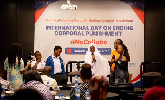 Washiriki wanazungumza kwenye jukwaa wakati wa tukio la Siku ya Kimataifa ya Kukomesha Adhabu ya Mwili nchini Tanzania, lililopangwa na UNICEF.
